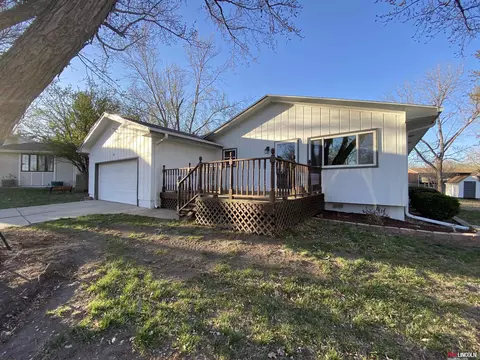 332 Lindale Cir, Hickman, NE 68372