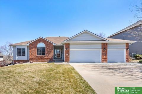 609 Fleetwood Dr, Papillion, NE 68133