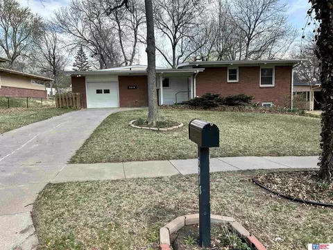 5918 Sunrise Rd, Lincoln, NE 68510
