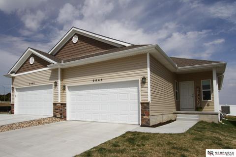 8644 Regent Dr, Lincoln, NE 68507