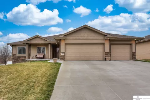 1802 Longview St, Papillion, NE 68133