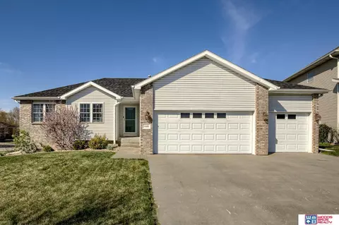 5566 N 17th St, Lincoln, NE 68521