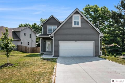 8837 Keystone Dr, Omaha, NE 68134