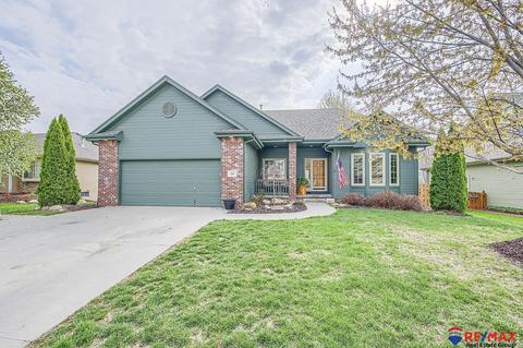 215 Castle Pine Dr, Papillion, NE 68133