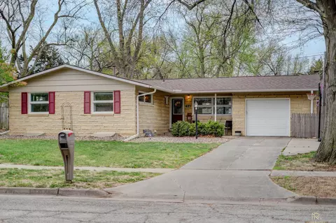 421 Mulder Dr, Lincoln, NE 68510