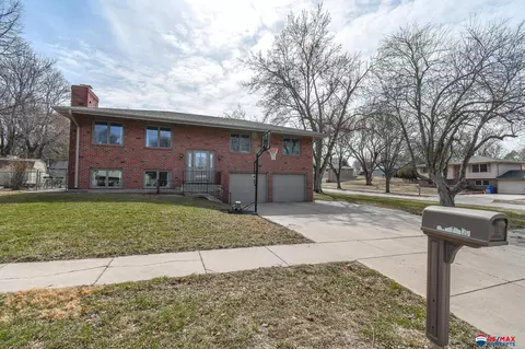 5701 Dogwood Dr, Lincoln, NE 68516