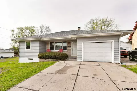 5226 Q St, Omaha, NE 68117