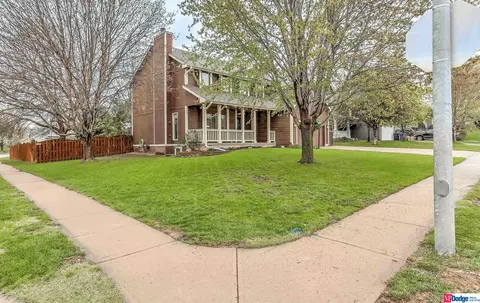 110 Fleetwood Dr, Papillion, NE 68133