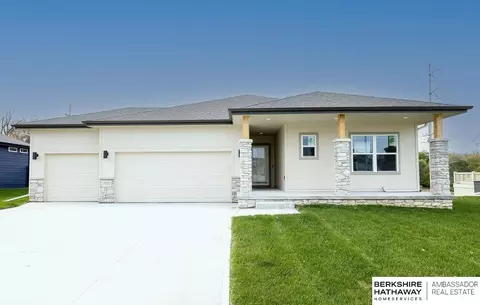 10452 S 113th St, Papillion, NE 68046