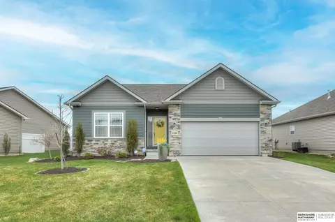 2158 Skyhawk Ave, Papillion, NE 68133