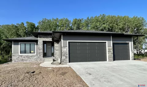 9421 Elm Creek Rd, Lincoln, NE 68520