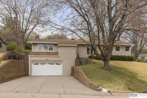216 Pickardy Ln, Council Bluffs, IA 51503