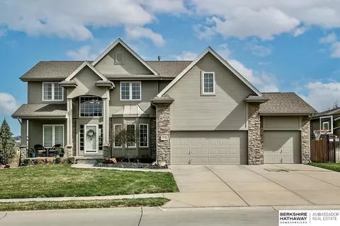 18120 Honeysuckle Dr, Omaha, NE 68122