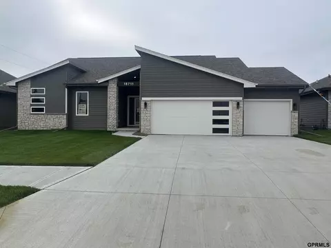 18711 Spaulding St, Elkhorn, NE 68022