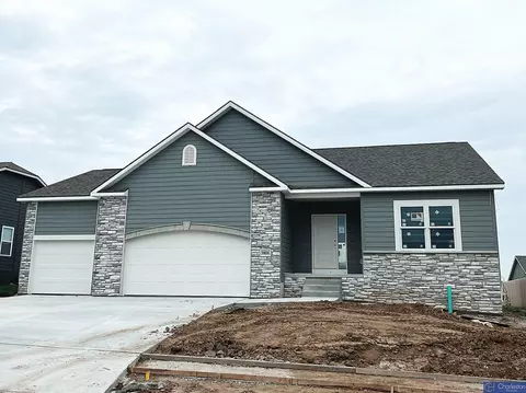 9806 Superior Dr, Papillion, NE 68046