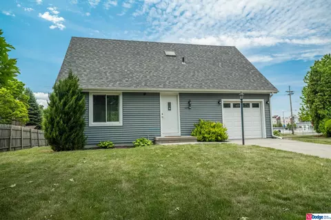 2208 Parker Cir, Omaha, NE 68110