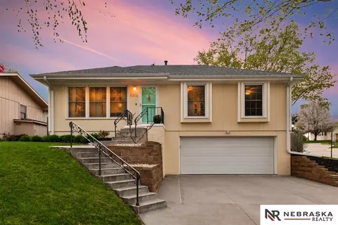 8202 Wildewood Dr, Ralston, NE 68127