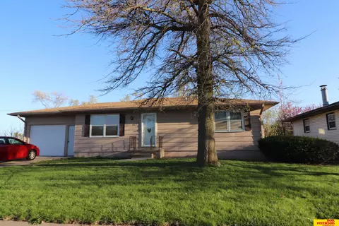 2015 E Donna St, Fremont, NE 68025