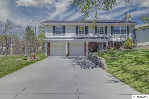 8804 Lakeview Dr, Ralston, NE 68127