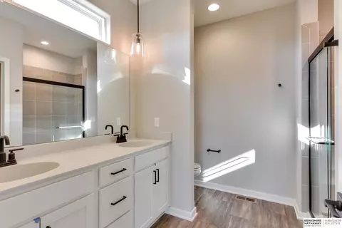 9813 S 184th St, Omaha, NE 68136