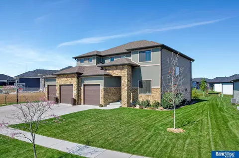 8225 S 97th St, Lincoln, NE 68526