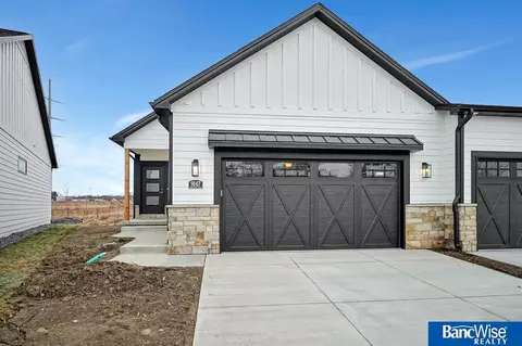 9147 Hillcrest Trl, Lincoln, NE 68520
