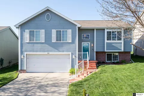 7412 Hanover St, Omaha, NE 68122