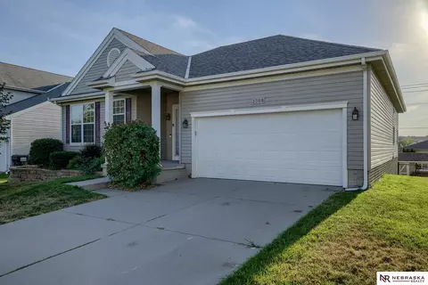 2308 Walnut Creek Dr, Papillion, NE 68046