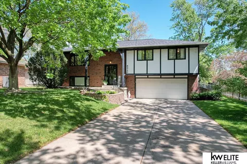 6420 Oakridge Dr, Lincoln, NE 68516