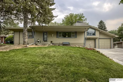 9721 Woodridge Ln, Omaha, NE 68124