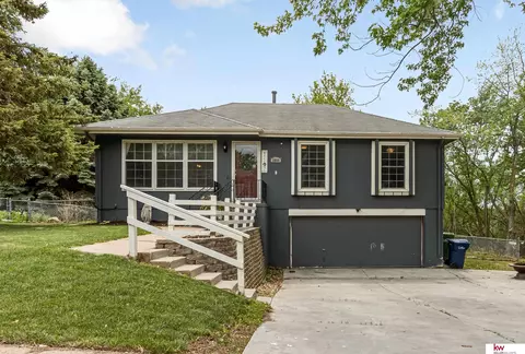 2809 Angie Dr, Bellevue, NE 68005