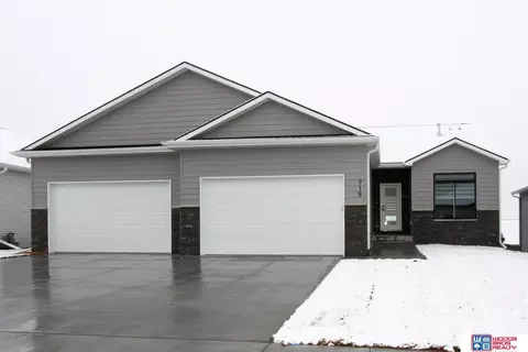 918 N 106th St, Lincoln, NE 68527