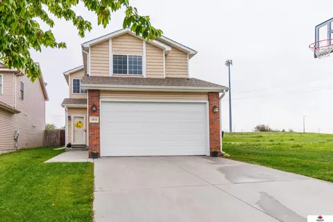 1914 Flagstone Rd, Lincoln, NE 68521