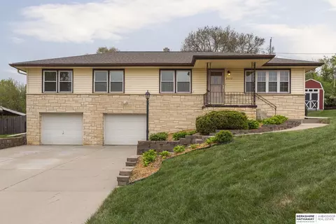 8022 Wirt Cir, Omaha, NE 68134