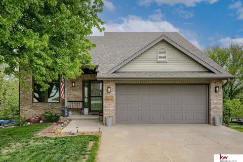 8609 Pawnee Ln, Plattsmouth, NE 68048