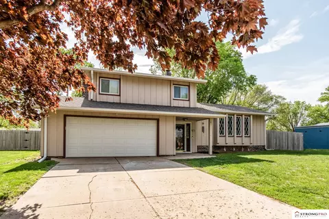 8614 Raven Oaks Dr, Omaha, NE 68152