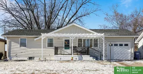 624 S Pine St, Valley, NE 68064