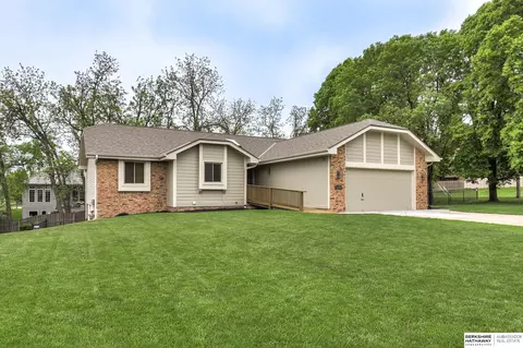 15523 Summerwood Dr, Omaha, NE 68137