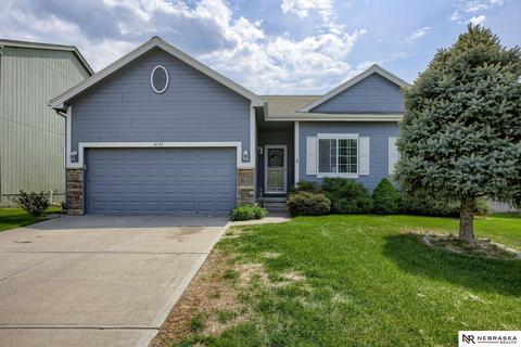4511 Clearwater Dr, Papillion, NE 68133