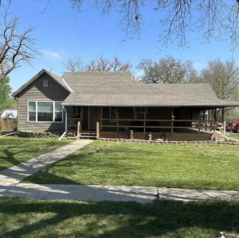 402 E 8th St, Edgar, NE 68935