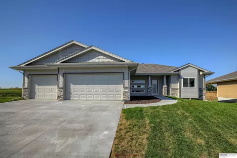 12404 Quail Dr, Bellevue, NE 68123