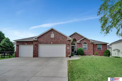 4909 Country Hill Rd, Lincoln, NE 68516