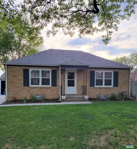 859 S 49th St, Lincoln, NE 68510