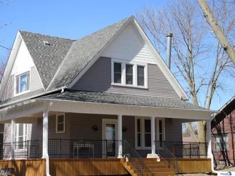 615 N 8th St, Wymore, NE 68466