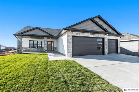 1137 Asher Ave, Hickman, NE 68372