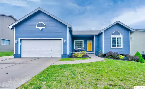1710 Walnut Creek Dr, Papillion, NE 68046
