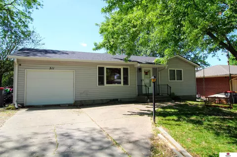 311 Sycamore Dr, Lincoln, NE 68510