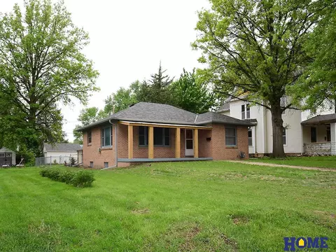 809 N 11th St, Beatrice, NE 68310