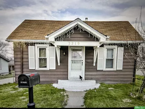 2219 S 11th St, Council Bluffs, IA 51501