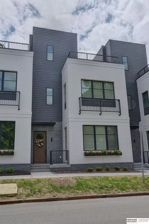 3753 Dewey St, Omaha, NE 68105
